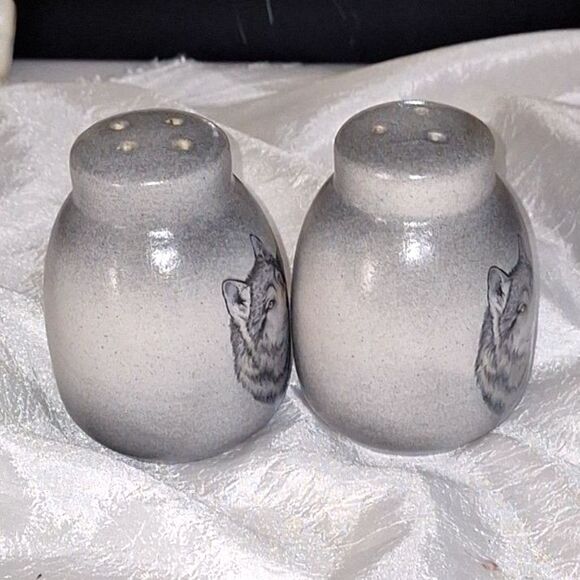 Native Gray Wolves Salt & Pepper Shakers Ceramic Pottery Kitchen Utensil - Picture 9 of 13